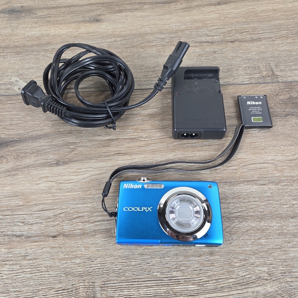 Nikon Coolpix S3000 Blue Digital Camera 12MP Won't Focus - FOR PARTS / REPAIR